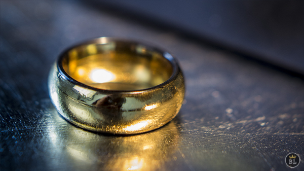 Ringfärbung - Ash and Ember (Gold Curved / 2 Rings) von Zach Heath  / Ringgröße 21